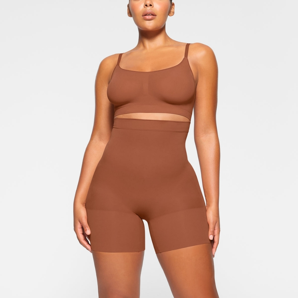NWT SKIMS Everyday Sculpt High-Waisted Mid Thigh Short in Bronze